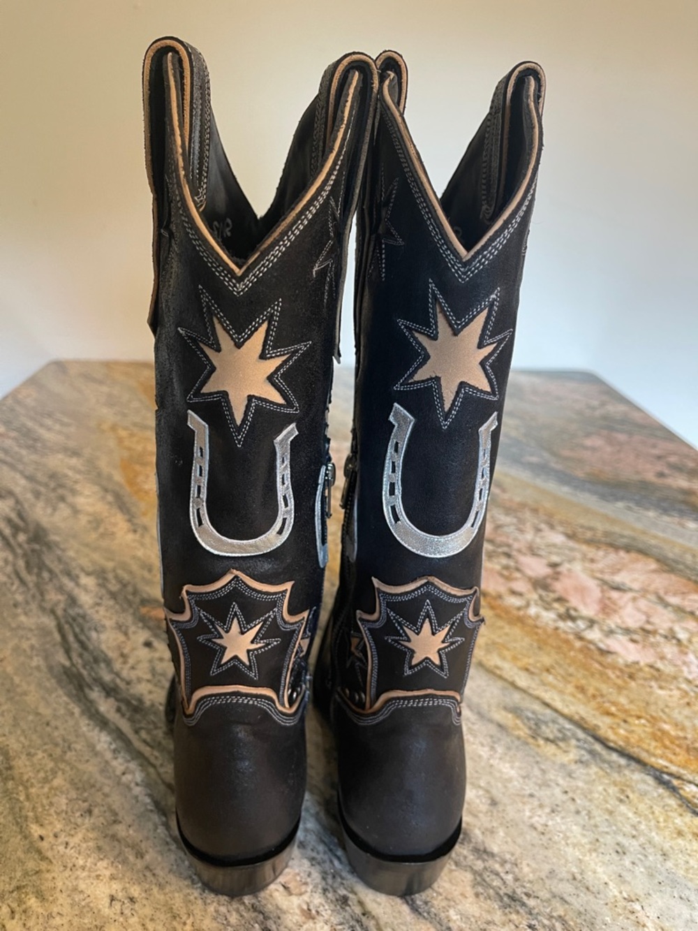 Old Gringo Lucky Star 14” Boots
Silver Horseshoe Bronze Star
Size 7.5 NWB - Picture 5 of 8